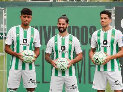 Chad Riad, Isco y Bartra posan durante su presentación como nuevos jugadores del Betis.