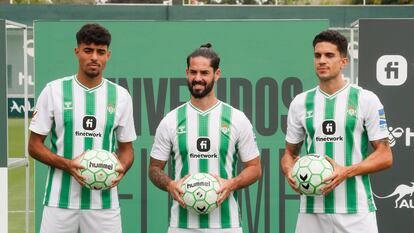 Chad Riad, Isco y Bartra posan durante su presentación como nuevos jugadores del Betis.