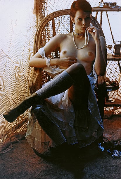 Una silla de mimbre, perlas, calcetines de lana y botines: la imagen eterna de 'Emmanuelle', que curiosamente no aparece en la película.