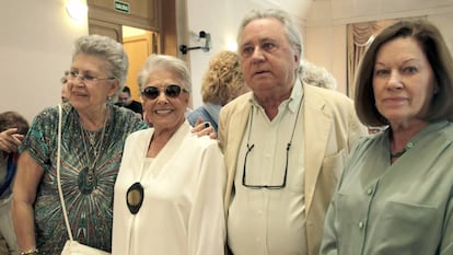 Jose Sámano, con Pilar Bardem, Lola Herrera y Natalia Figueroa, en la presentación de las memorias de Herrera 'Me quedo con lo mejor' en 2013.