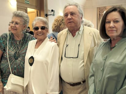 Jose Sámano, con Pilar Bardem, Lola Herrera y Natalia Figueroa, en la presentación de las memorias de Herrera 'Me quedo con lo mejor' en 2013.