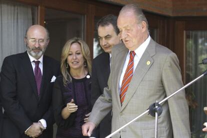 El rey Juan Carlos con  Jos&eacute; Luis Rodr&iacute;guez Zapatero, Trinidad Jim&eacute;nez, y el embajador Juan Fernandez Trigo, hoy en Asunci&oacute;n.