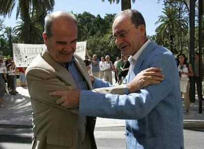 El presidente de la Junta saluda  al alcalde de Málaga, Francisco de la Torre.