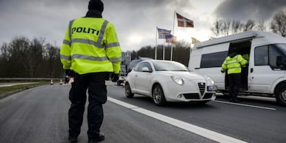 La policía danesa realiza un control en una carretera cercana a la frontera con Alemania.