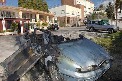 Restos del coche en el que se halló el cadáver carbonizado ayer en San Pedro de Alcántara.