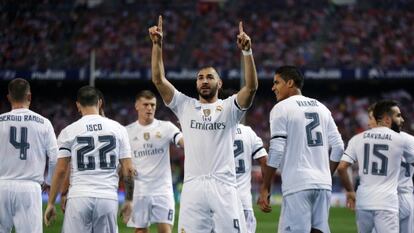 Benzema celebra el primer gol del partit.