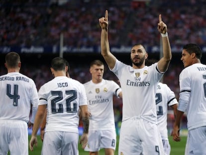 Benzema celebra el primer gol del partit.