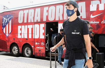 João Félix, a la llegada del Atletico de Madrid al hotel de concentración en Lisboa. / EFE