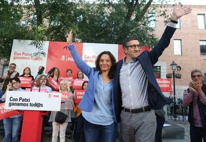 Patxi López (derecha) junto a la secretaria del PSM, Sara Hernández, antes de iniciarse el mitin.

