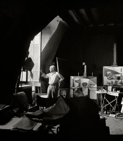 El pintor contempla París desde su estudio en el número 7 de la Rue des Grands-Augustins, donde pintó el Guernica. La imagen fue tomada en 1948 por el fotógrafo alemán Herbert List (1903-1975).