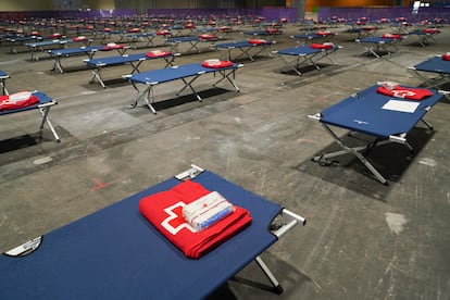 Preparativos para acoger a 150 personas en un albergue improvisado en Ifema, en funcionamiento desde el viernes.