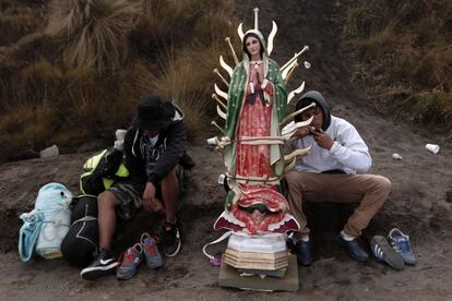 Peregrinos hacen una pausa en su camino por un sendero del Paso de Cortés, en el mexicano estado de Puebla este viernes 9 de diciembre de 2016, para llegar a la Basílica de Guadalupe, en la capital mexicana, para conmemorar el 485 aniversario de la aparición de la Virgen de Guadalupe. 