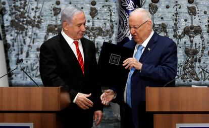 El presidente Reuven Rivlin entrega a Benjamín Netanyahu el encargo de formar Gobierno, el miércoles en Jerusalén.