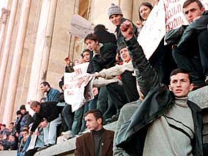 Manifestantes antigubernamentales, ayer, en la sede del Parlamento de Georgia en Tblisi.