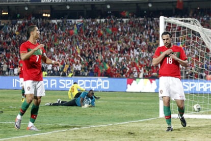 Cristiano Ronaldo y Hugo Almeida celebran el tercer tanto de los lusos.