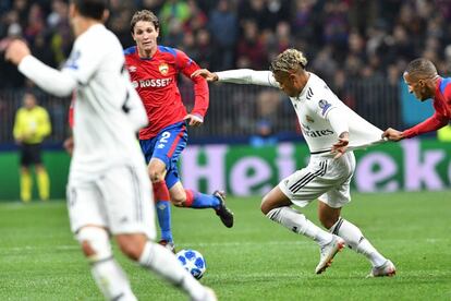 El jugador del Real Madrid, Mariano, recibe falta del defensa del CSKA, Rodrigo.