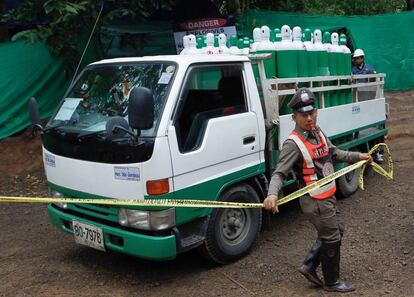 Un camión llega con bombonas de oxígeno a la zona acordonada desde donde ha comenzado el rescate de los menores atrapados con su monitor, en la provincia tailandesa de Chiang Rai, el 8 de julio de 2018.