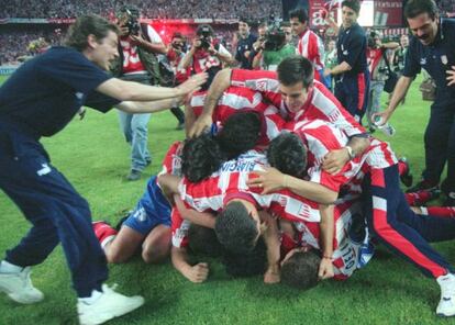 Los jugadores del Atlético celebran la Liga de 1996 tras vencer al Albacete