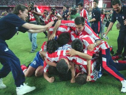 Los jugadores del Atlético celebran la Liga de 1996 tras vencer al Albacete