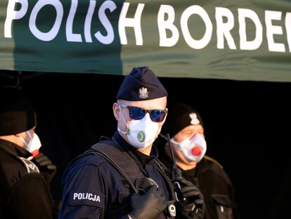 Policías protegidos con mascarillas en la frontera de Alemania con Polonia, este martes.