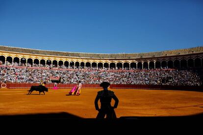 Pablo Aguado, de espaldas, observa la lidia en un pasaje de la corrida celebrada en Sevilla el 10 de mayo.