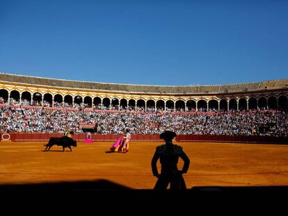 Pablo Aguado, de espaldas, observa la lidia en un pasaje de la corrida celebrada en Sevilla el 10 de mayo.