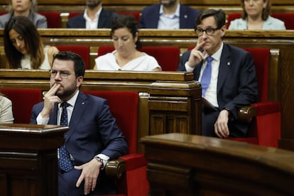 El president Pere Aragonès y detrás, Salvador Illa y Alícia Romero en un momento del pleno.