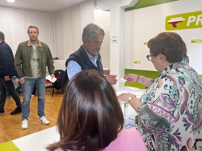 El secretario general del PRC, Miguel Ángel Revilla, vota este domingo en las primarias de su partido.