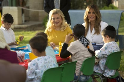 La primera dama israelí, Sara Netanyahu (c) y su homóloga estadounidense Melania Trump (dcha.) juegan con unos niños durante su visita al hospital Hadassah en Jerusalén.