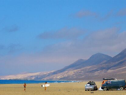 Un combinado de vuelos y cuatro noches de hotel (cuatro estrellas) con media pensión en la isla de Fuerteventura (en la fotografía, la playa de Cofete), desde 753 euros.
