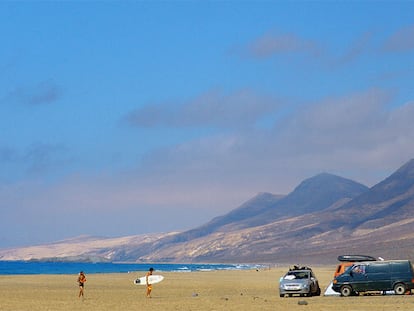 Un combinado de vuelos y cuatro noches de hotel (cuatro estrellas) con media pensión en la isla de Fuerteventura (en la fotografía, la playa de Cofete), desde 753 euros.