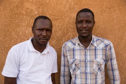 Sy Sidi El Mojtar Abdallahi, a la izquierda, técnico superior de reducción de riesgos de desastres de Acción contra el Hambre en Nema (Mauritania), posa junto a otro de los miembros del equipo de nutrición.