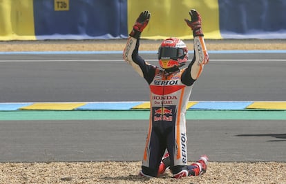 Lorenzo se encontró nuevamente al frente de la carrera, ahora por delante de Zarco y Márquez, que ya habían abierto un hueco respecto al resto de rivales, entre los que los italianos Petrucci y Rossi intentaban engancharse a ellos, con el australiano Jack Miller haciendo de cabeza de puente. En la imagen, Marc Márquez celebra de rodillas su triunfo en Le Mans.