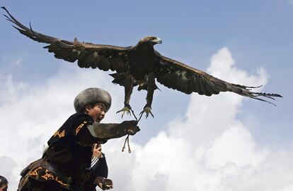 Un cetrero de Tyup (Kirguizistán) lanza al vuelo su ave, un águila dorada. 