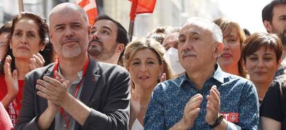 Los secretarios generales de CC.OO. y UGT, Unai Sordo (izqda.) y Pepe Álvarez, asisten a la manifestación del 1º de Mayo de 2022.