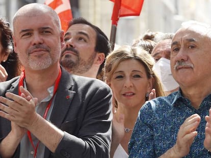 Los secretarios generales de CC.OO. y UGT, Unai Sordo (izqda.) y Pepe Álvarez, asisten a la manifestación del 1º de Mayo de 2022.