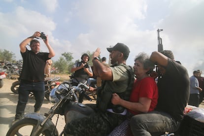 Una mujer israelí era trasladada el sábado en moto por Gaza, tras ser secuestrada por milicianos palestinos en el kibutz de Kfar Azza. 