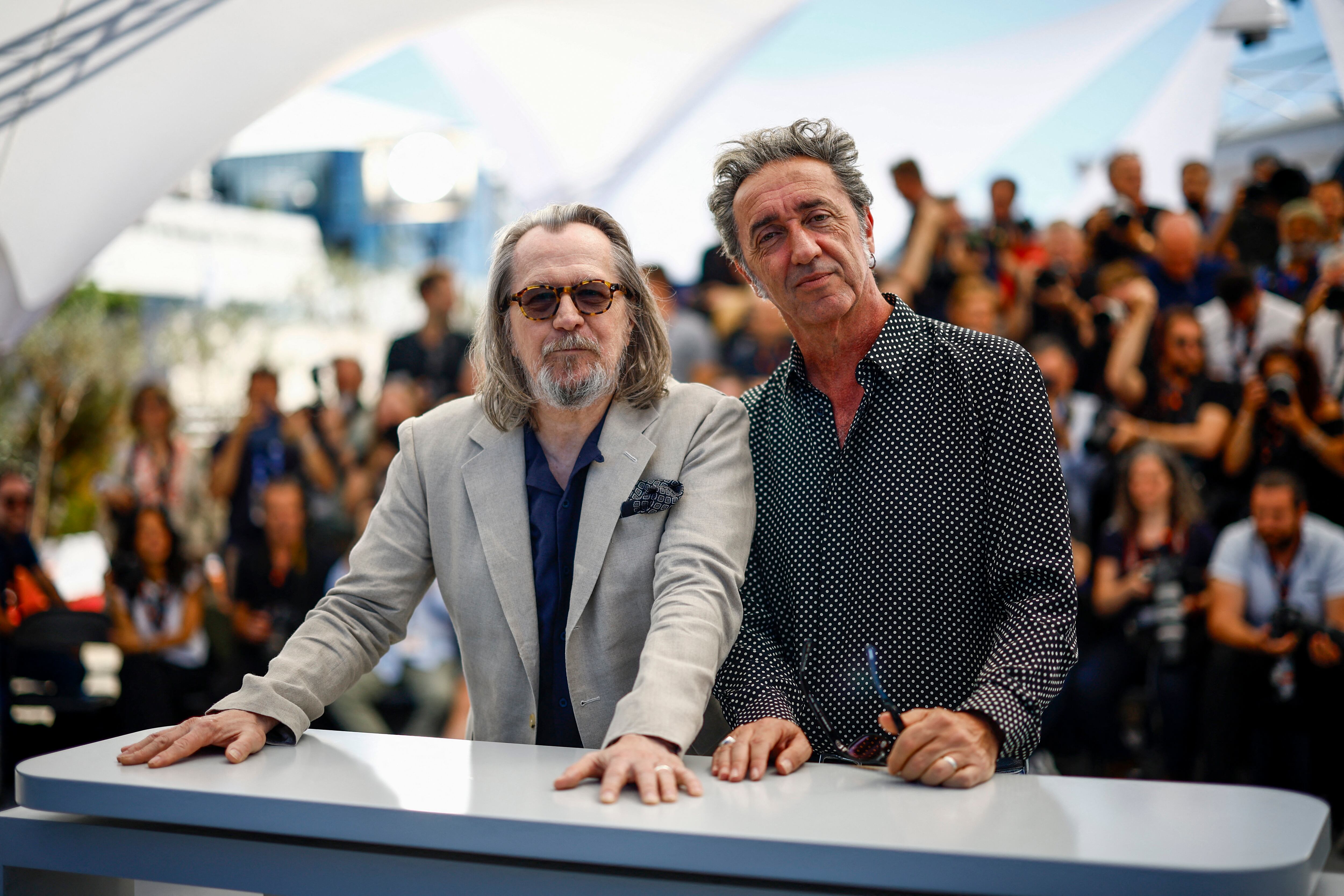 El director italiano Paolo Sorrentino (izquierda) y el actor inglés Gary Oldman posan durante el photocall de la película 'Parthenope', el 22 de mayo en Cannes. 