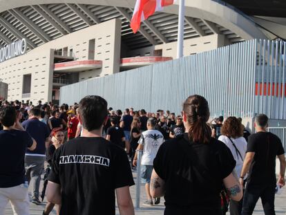 Unos asistentes a la entrada del concierto de Rammstein en Estadio Cívitas Metropolitano (Madrid) este viernes.