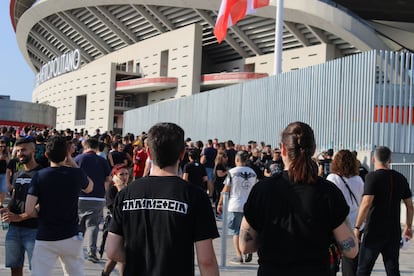 Unos asistentes a la entrada del concierto de Rammstein en Estadio Cívitas Metropolitano (Madrid) este viernes.