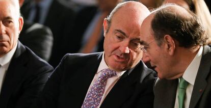 El ministro de Economía, Luis de Guindos, y el presidente de Iberdrola, Ignacio Galán, durante la jornada La Europa sin fronteras, de Pimco y El Confidencial.