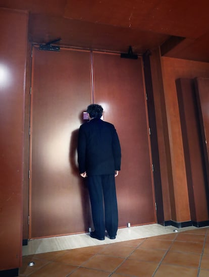 El director Gustavo Dudamel observa al público antes del concierto de Las Palmas.