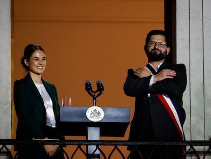 El presidente de Chile, Gabriel Boric, ofrece su primer discurso tras asumir la presidencia, junto a la primera dama, Irina Karamanos, este viernes en Santiago de Chile.