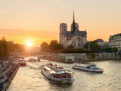 Cruceros tur&iacute;sticos en el r&iacute;o Sena, en Par&iacute;s, con la catedral de Notre Dame al fondo. 