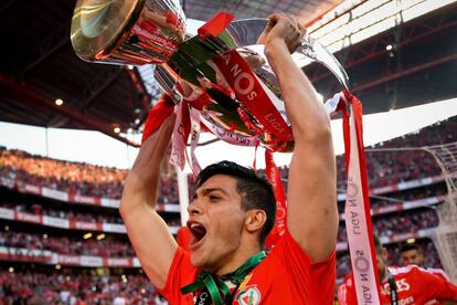 Raúl Jiménez ganó el doblete con el Benfica.