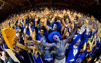 Hinchas del  Cameron Crazies  durante un partido en el estadio Cameron Indoor en Durham, Carolina (EE UU).