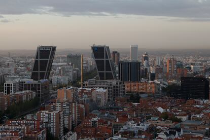 Cielos turbios a causa de la calima y algunas nubes en Madrid, este lunes.