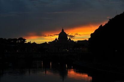 La Bas&iacute;lica de San Pedro, al atardecer de este lunes 1 de octubre.