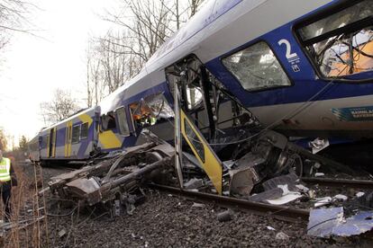 Restos de uno de los trenes tras el choque cerca de Bad Aibling (Alemania).