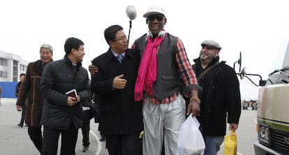 Dennis Rodman chega ao aeroporto de Pyongyang para realizar um jogo de exibição pelo aniversário de Kim Jong-un.